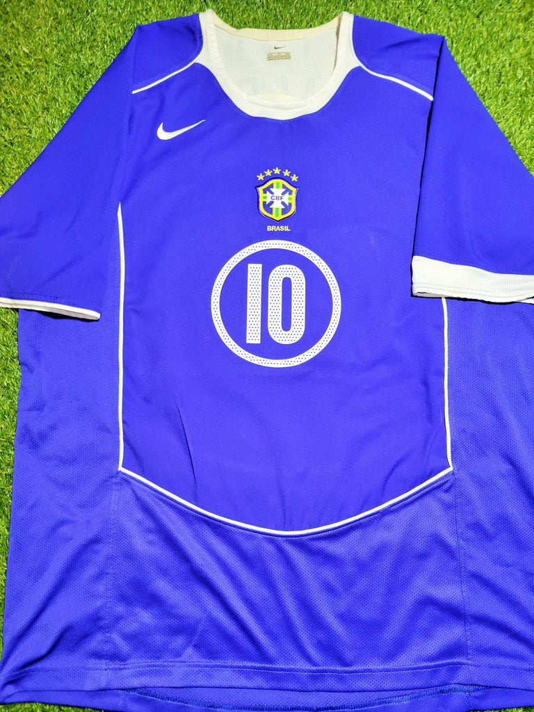 https://www.foreversoccerjerseys.com/cdn/shop/products/ronaldinho-nike-brazil-2004-away-soccer-jersey-shirt-xl-sku-s41002prx-788794-754280_1024x1024.jpg?v=1707466022